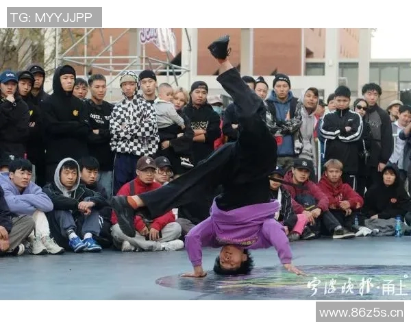 成都攀岩队在世界街舞大赛中以85分稳居积分榜首位